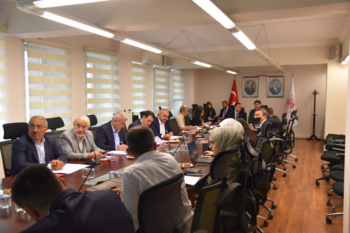 🔷8. Dönem 
Toplu Sözleşme

Yerel Yönetim Hizmet Kolunun 
Genel Yetkili Sendikası 
Bem-Bir-Sen olarak 

Hizmet Kolumuza ait 89 maddeden oluşan tekliflerimizi görüştüğümüz ilk toplantımızı 
Kamu İşveren Heyeti ile gerçekleştirdik.

Hayırlara vesile olsun. 

#MemurunTeklifi