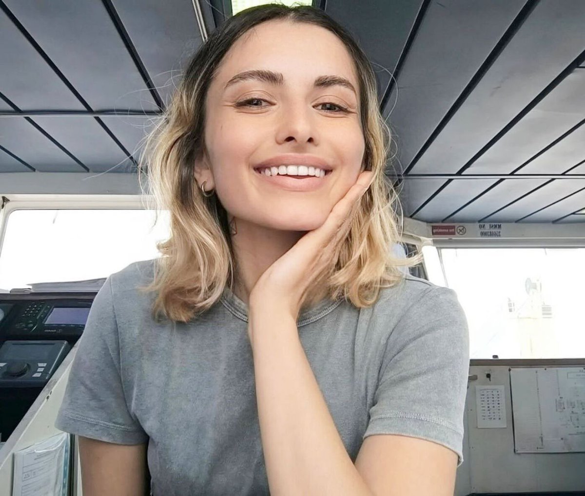 Trabzon’da Sinem Topaloğlu, boşanma aşamasında olduğu ve hakkında uzaklaştırma kararı bulunan Ali Eren Somuncu tarafından öldürüldü. Sinem bir süredir ölüm tehditleri alıyordu. Failin sosyal medya paylaşımları, bu cinayetin tasarlanarak işlendiğini açıkça gösteriyor.