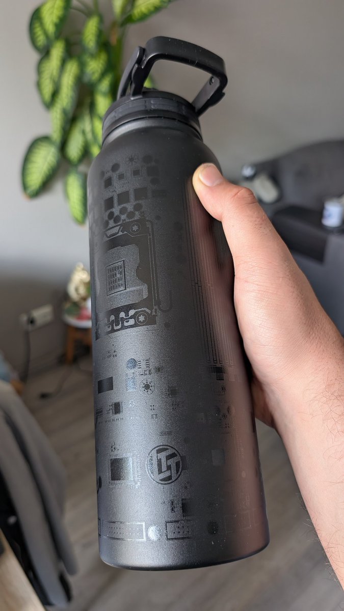 I've received my very own <a href="/LinusTech/">Linus Tech Tips</a> bottle! The quality is way better than expected. GG team Linus!