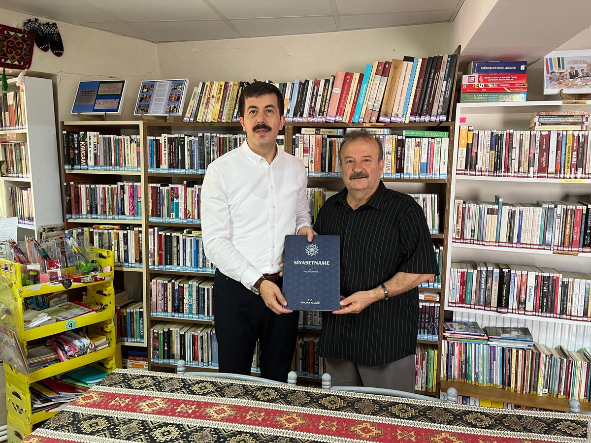 Zeki4303's tweet photo. Kütahya Sağlık Bilimleri Üniversitesi Rektörü Prof.Dr. Ahmet Tekin beyefendi mahallemize kurduğumuz Şehit Polis Ekrem Dereli Kütüphanemizi ziyaret ederek bizleri onore edip, cumanın bereketini ziyadeleştirdi. Kendilerine bu ziyaretlerinden dolayı çok teşekkür ediyorum. https://t.co/pdS0w3W0WF