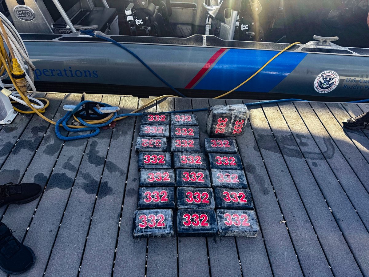 CBPAMO's tweet image. 🚨 SQUARE GROUPER ALERT! Our Key Largo Marine Unit along with the USCG reeled in over 50lbs of cocaine off the coast of Islamorada, Florida, yesterday. Thanks to a vigilant citizen's tip, we were able to locate and secure these narcotics that were adrift. #ProtectingAmerica 🇺🇸