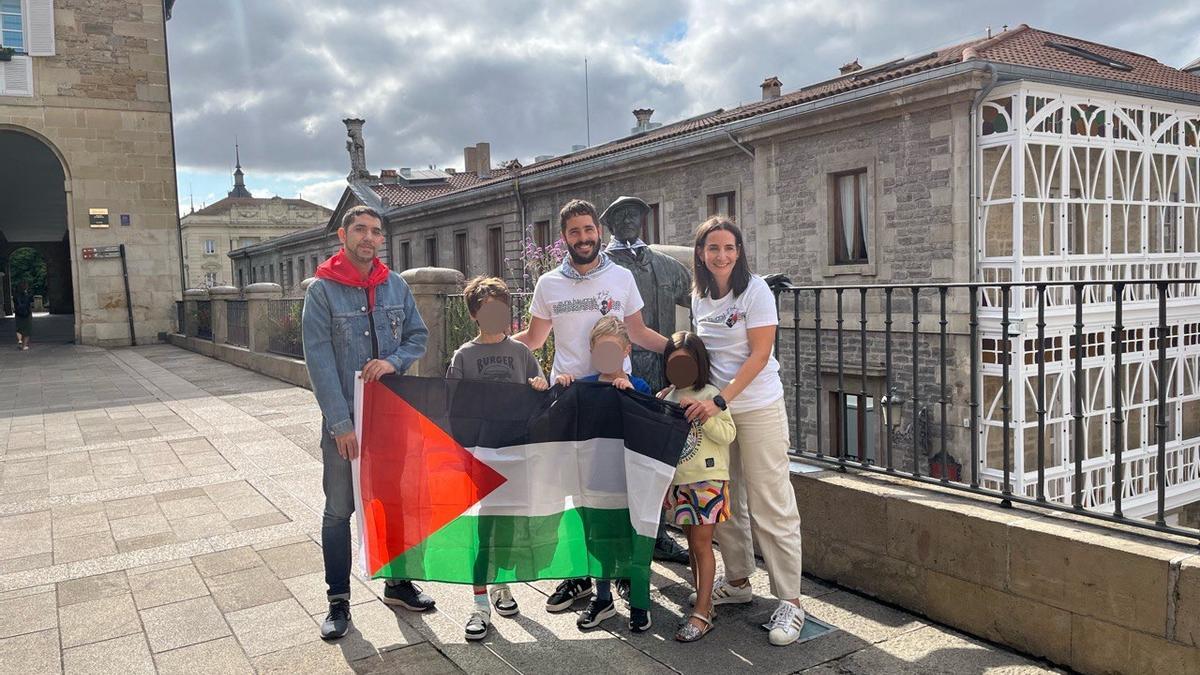 Mitxel Elortza Exea (@gasteiztar1) on Twitter photo Eskerrik asko <a href="/ElkarrekinVG/">Elkarrekin Vitoria-Gasteiz</a> taldeari Gure Haurrak ere Badira ekimena txupinazoan San Migeleko balkoira gonbidatzeagatik.
Palestinaren aldeko aldarria ozen zabalduko dugu! ✊🇵🇸
#GureHaurrakEreBadira
<a href="/Garbine_Ruiz/">Garbiñe Ruiz Noriega</a> <a href="/oskar_fm/">Oscar Fdez Martín 🌻</a> Eskerrik asko <a href="/ElkarrekinVG/">Elkarrekin Vitoria-Gasteiz</a> taldeari Gure Haurrak ere Badira ekimena txupinazoan San Migeleko balkoira gonbidatzeagatik.
Palestinaren aldeko aldarria ozen zabalduko dugu! ✊🇵🇸
#GureHaurrakEreBadira
<a href="/Garbine_Ruiz/">Garbiñe Ruiz Noriega</a> <a href="/oskar_fm/">Oscar Fdez Martín 🌻</a>