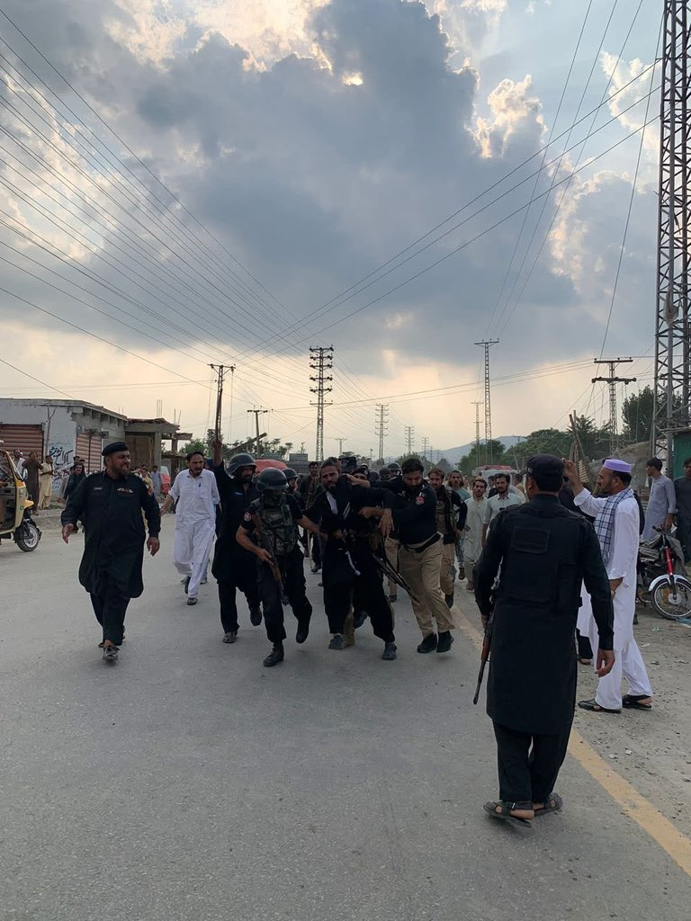 ghazi_pashteen's tweet photo. د پي ټي ايم باجوړ کوارډينټير سلمان او صوبايي غړي غيرت لالا د باجوړ پوليسو د احتجاج په وخت په ډیر ظالمانه او بې شرمه طریقې سره ګرفتار کړل.

 #DemilitarizePakhtunkhwa https://t.co/xsV7Mu8Rn5
