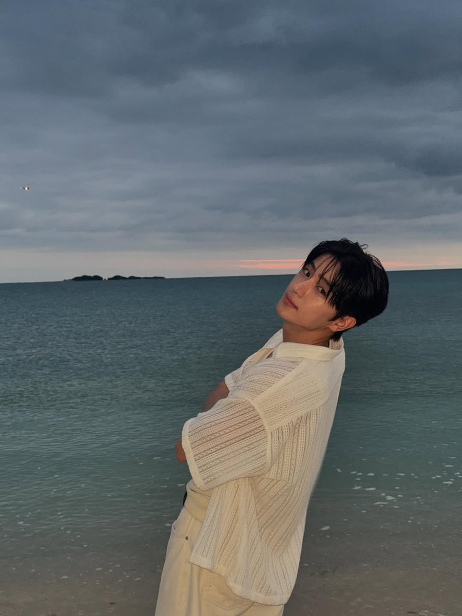 blueskyscript's tweet photo. happy august to the people who live for the hope of it all :)
—
a hyunjae two tweets au https://t.co/iXbDZgIqBT