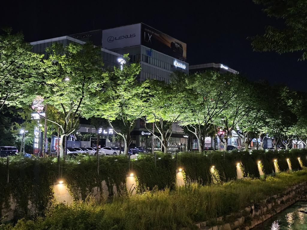 범어천 산책하다가 
눈에 들아온 반가운 TESLA 로고
TE..로고 점등 교체 좀 하지~