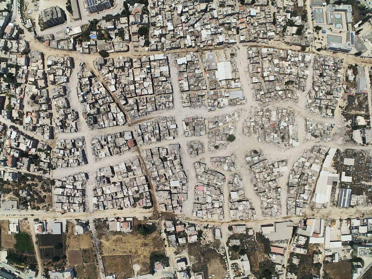 صورة جوية نشرها مراسل القناة 12 الإسرائيلية لمخيم طولكرم بعد هدم منازل أهله بهدف شرق طرقات واسعة تسمح لجيش الاحتلال باقتحامه بسهولة