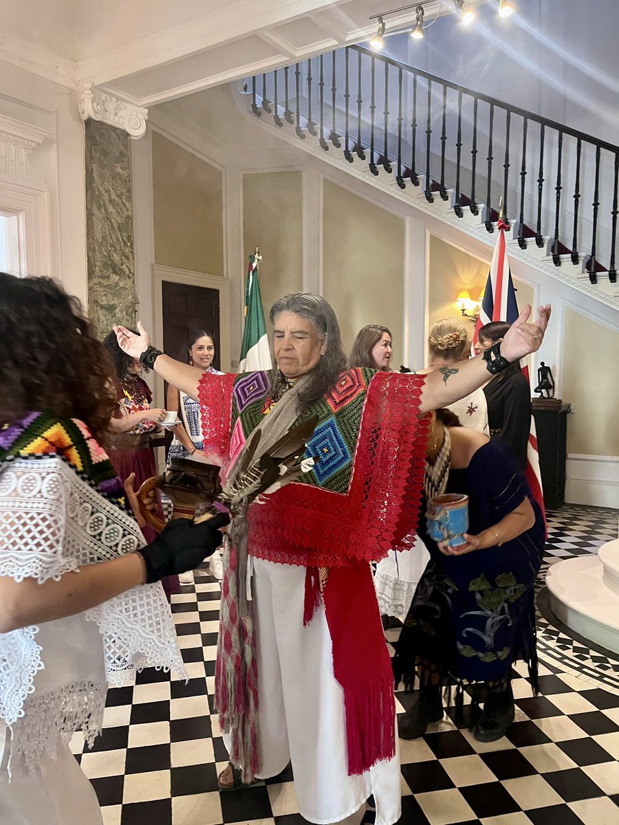 I had the privilege of welcoming a remarkable group of visionary leaders from the Mexican community in the UK for a #ComUnidad MexicanaUK gathering. 

Rooted in the theme “Honouring Our Roots | Co-Creating a Purposeful Future”, we reflected on what it means to lead with heart and