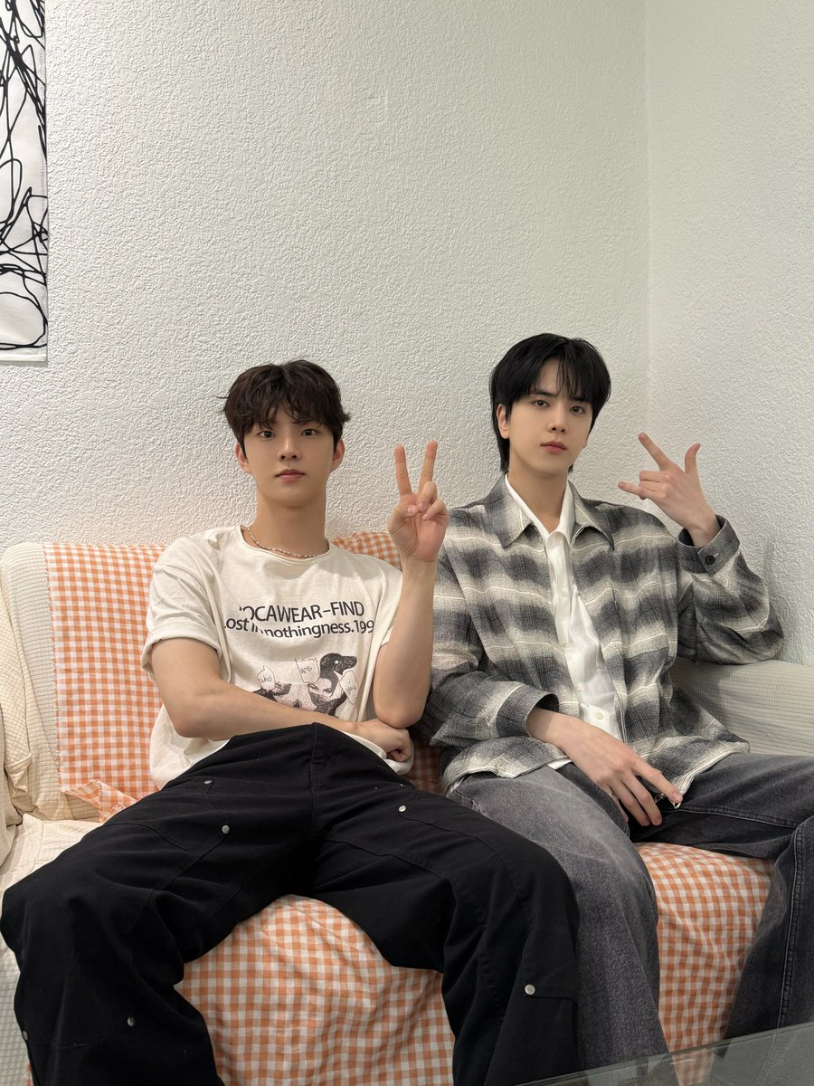 [📸] '최다치-즈' 에서 의외로 공통점이 많은 선배님과 즐거웠던 콜라주 타임😉 영훈이랑 큐의 콜라주 작품 제가 가질래요🥹

youtu.be/9Typk8nRLuM

#THEBOYZ #더보이즈
#YOUNGHOON #영훈 #Q #큐