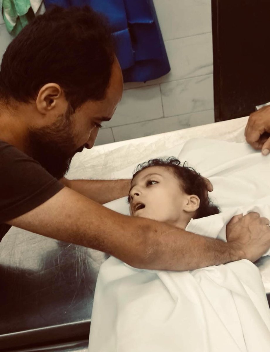 ‼️ Israel sigue asesinando a niñas y niños palestinos en Gaza: los deja morir de hambre mientras bloquea la entrada de alimentos que se pudren en la frontera.
🚛 Más de 6.000 camiones cargados de ayuda humanitaria esperan entrar en la Franja.

Hanan Arouq es solo uno de los