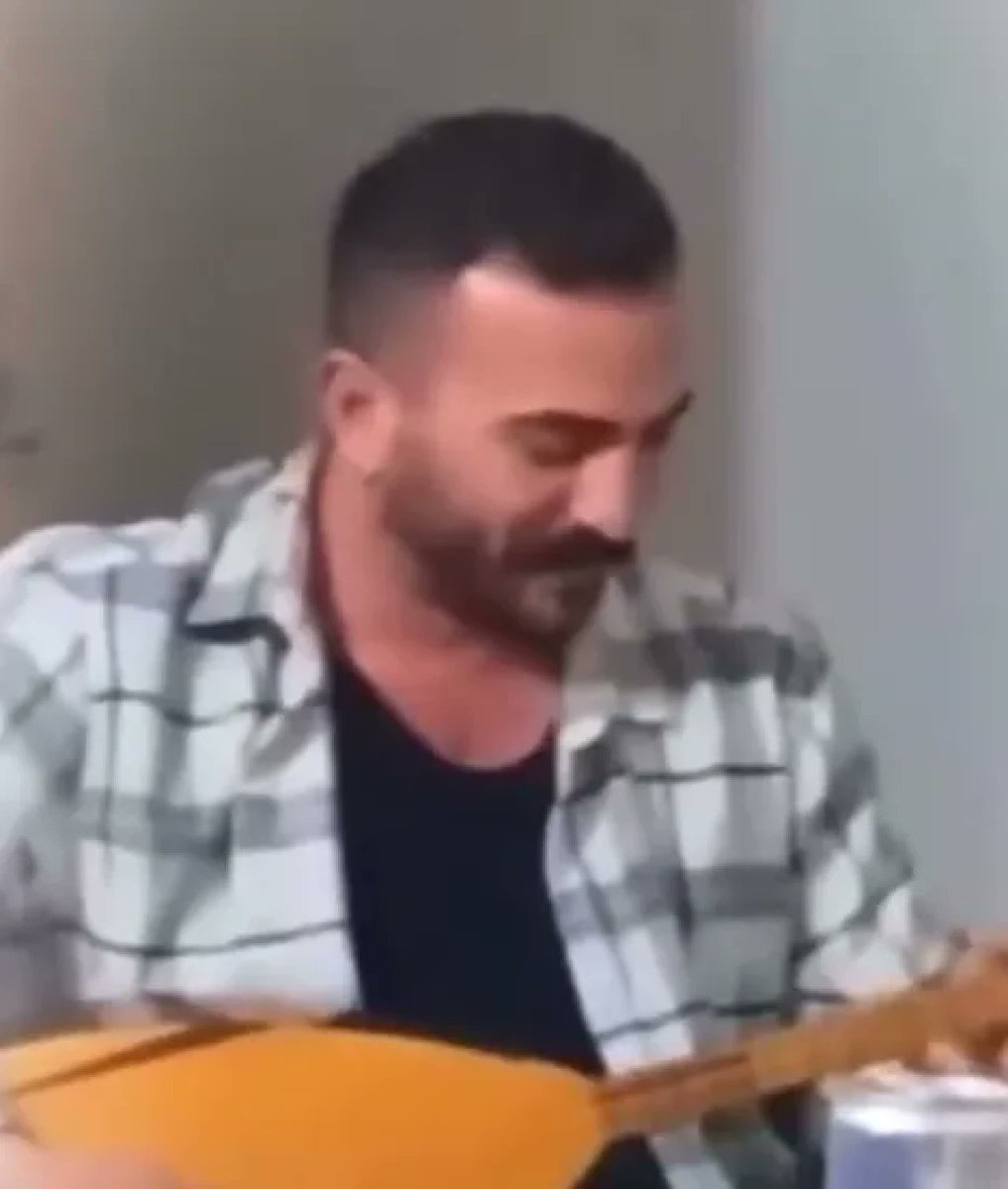 Şehit Orman İşçisi Tolunay Kocaman'ın Türkü Söylediği Görüntüler Yürek Dağladı

eskisehirdurum.com/eskisehir-duru…

#Seyitgazi #EskişehirYangını #TolunayKocaman #OrmanYangınıŞehi
