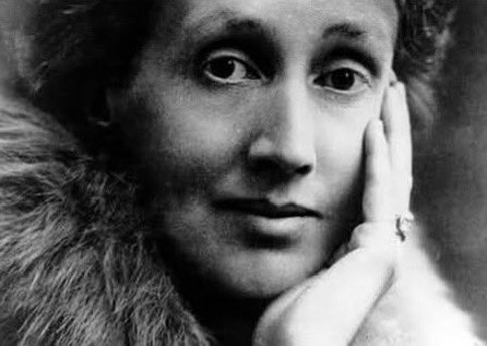 “Nada é mais efêmero do que a opinião das pessoas”.

Virgínia Woolf, escritora e editora.