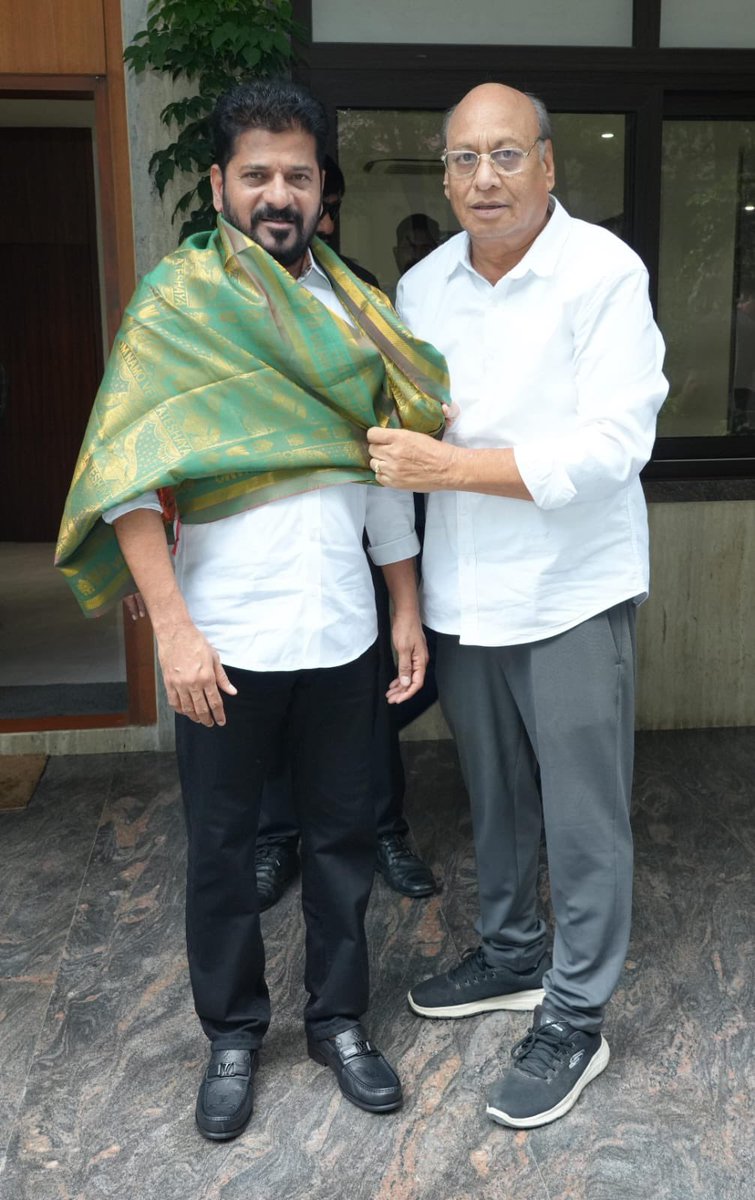 *👉👉రాష్ట్ర ముఖ్యమంత్రి శ్రీ రేవంత్ రెడ్డి గారిని కలిసి సింగరేణి కార్మికుల సమస్యలపై చర్చించిన ఐ ఎన్ టి యు సి సెక్రటరీ జనరల్ రాష్ట్ర కనీస వేతనాల సలహా మండలి చైర్మన్ శ్రీ బి జనక్ ప్రసాద్*

*🔷ఈరోజు హైదరాబాద్లో   INTUC సెక్రెటరీ జనరల్, రాష్ట్ర కనీస వేతనాల సలహా మండలి చైర్మన్ శ్రీ బి