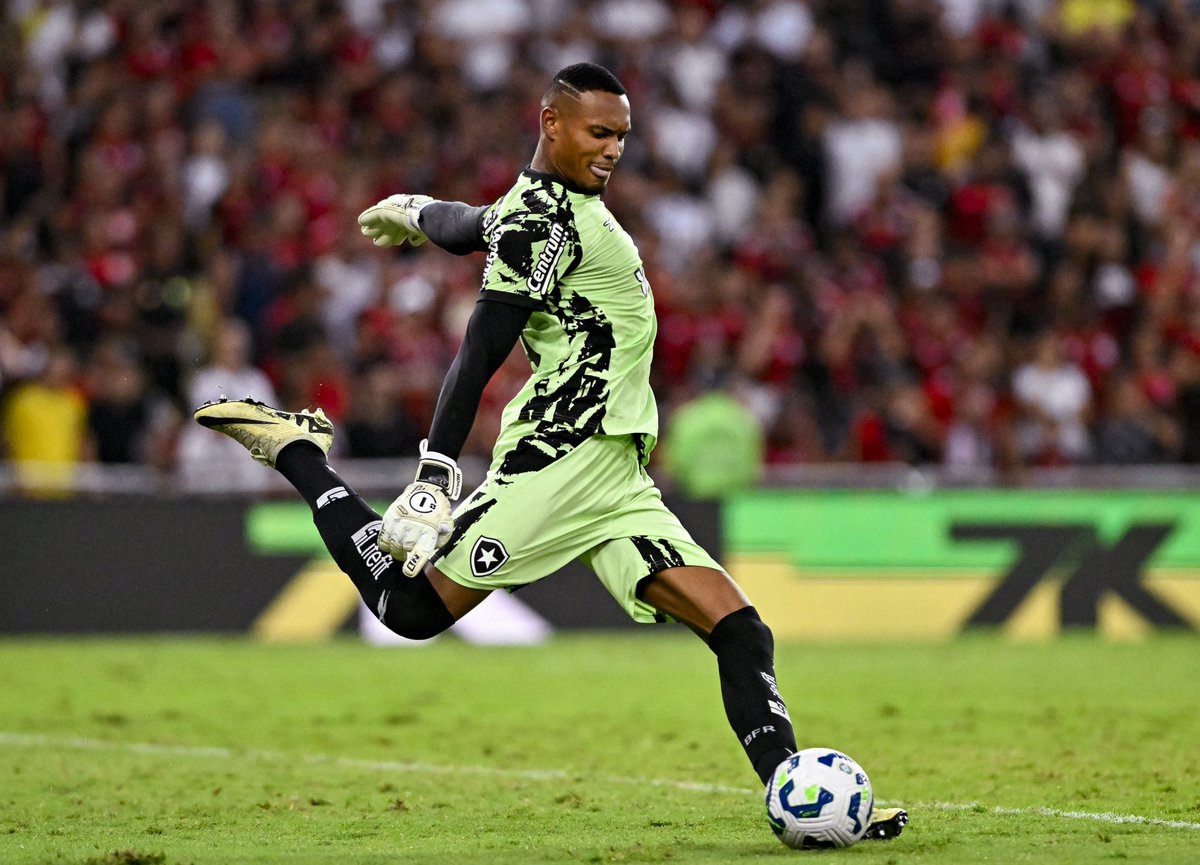 BREAKING: West Ham has submitted a formal bid worth €8m for Brazilian goalkeeper John Victor from Botafogo.

[<a href="/FabrizioRomano/">Fabrizio Romano</a>] #WHUFC #COYI