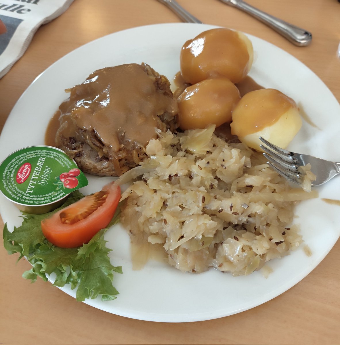 Acabo de pagar 22.5€ en Noruega por esta basura y ahora se me quedan cortas las palabras de Menéndez Pelayo de : "España, evangelizadora de la mitad del orbe; España, martillo de herejes, luz de Trento, espada de Roma, cuna de San Ignacio..."