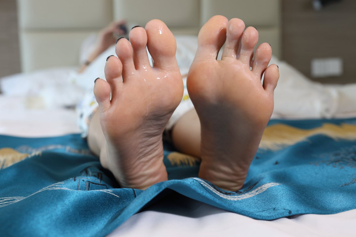 play footsie😍📸📸#广州约足 #美足 #爱美足 #足控 #美腳 #美脚 #美腿 #足 #腳 #脚 #美甲 #美足美甲 #腳趾 #脚趾 #足攝 #足摄 #足控 #足控福利 #脚控 #戀足 #恋足 #戀腳 #恋脚 #裸足 #玉足 #足射 #jio #jiojio #feet #foot #footphotography #prettyfeet