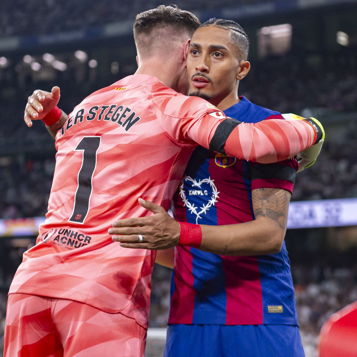 🚨🎙️| Raphinha, sobre Ter Stegen como capitão:

🗣 “Sim, na minha opinião. Desde que cheguei, ele sempre me ajudou. No futebol existem hierarquias, e precisamos respeitá-las.”

🗣 “Mesmo que não seja o capitão, ele continuará sendo alguém especial. Se haverá votação ou não, é