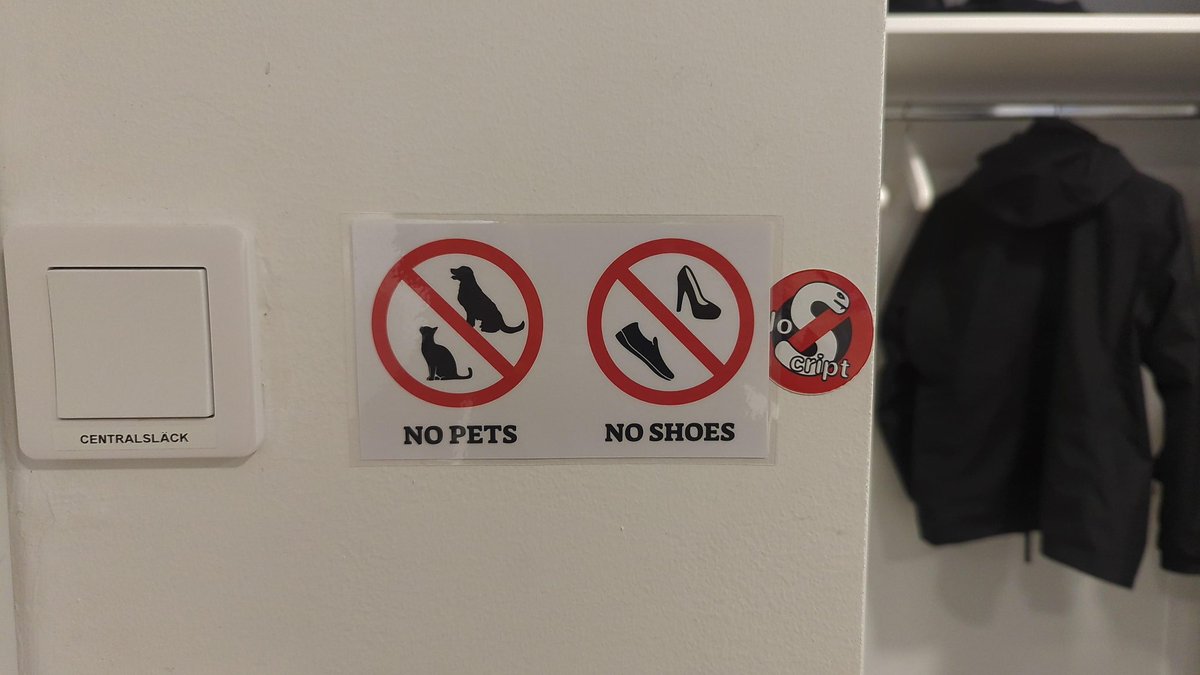 ma1's tweet image. Sensible signage spotted at @mullvadnet  headquarters 💜🚫

@noscript #noscript #security #privacy
