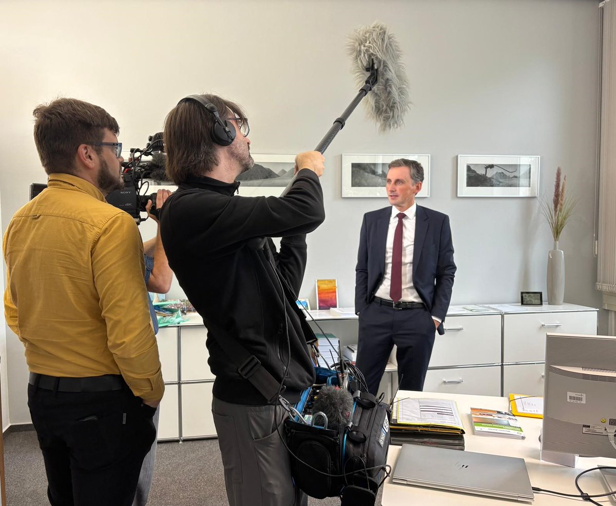 1/3 📆 Ein Tag im Leben des Bildungsministers von <a href="/sachsenanhalt/">Sachsen-Anhalt</a> – das wollte auch der #MDR Sachsen-Anhalt wissen. Los ging es mit internen Gesprächen im Ministerium und einem vollen Terminkalender! 🏛️