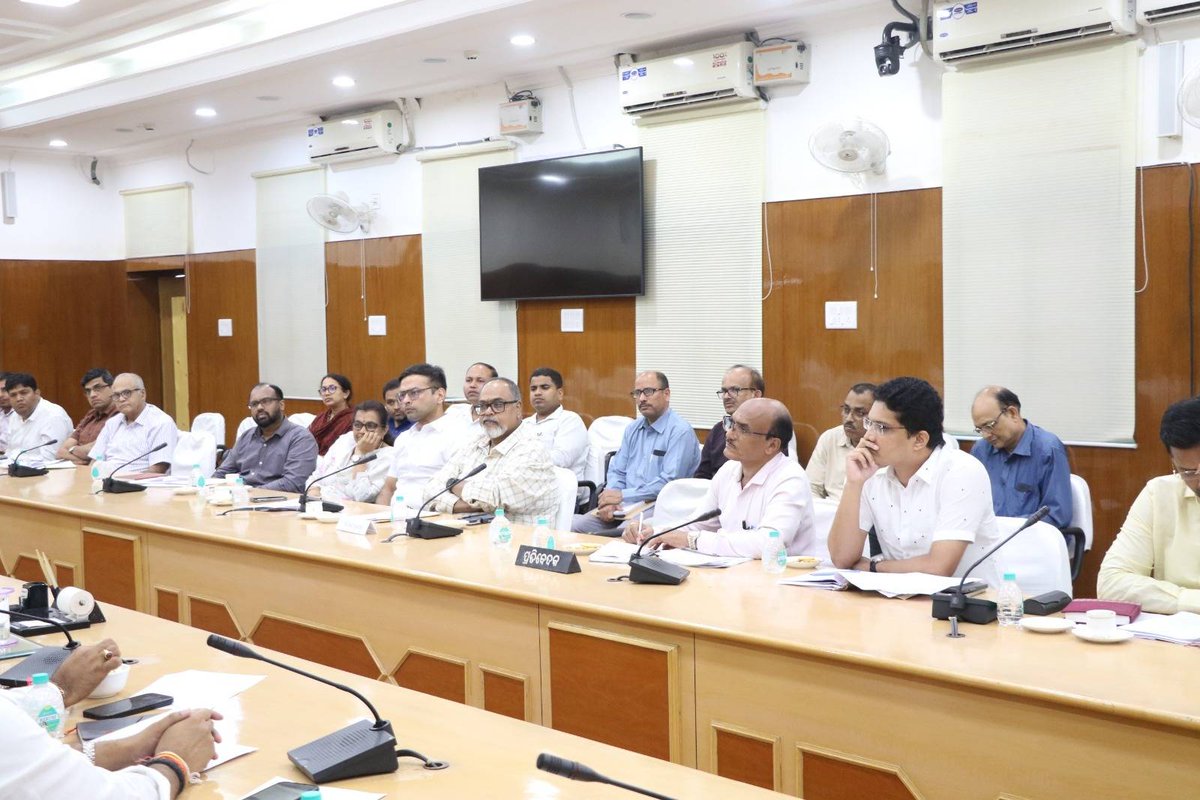 rajaaswain's tweet photo. Attended the 9th meeting of Departmentally Related Standing Committee-X 2025-26 at Odisha Legislative Assembly today. Discussions were held with @rdmodisha & @MinesOdisha department regarding Sand Policy of the State, status of Sand Quarries in Cuttack and other districts of the State along with other related issues of both the Depts.

The meeting was attended by committee members, ACS & officials of Revenue and Disaster Management department, ACS & officials of Steel & Mines department along with the Director, Minor Minerals.