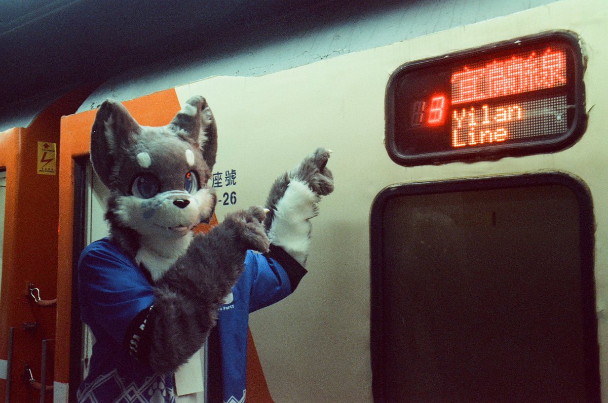 走 上車 來去玩！
.
📷 @有慶
.
#FursuitFridays