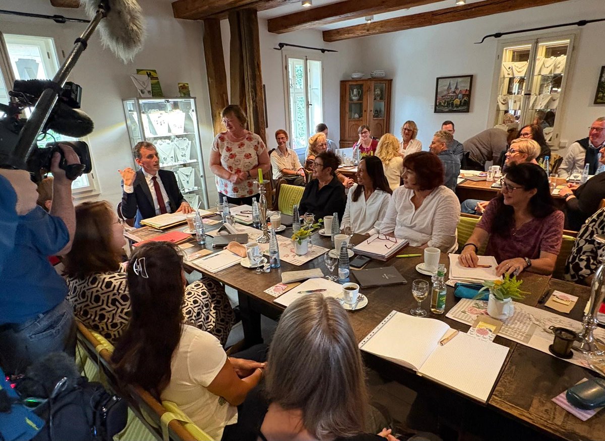 2/3👨‍🏫 Im Anschluss setzte <a href="/janriedelhalle/">Jan Riedel</a> seine Besuche bei den traditionellen Schulleiter-Dienstberatungen fort – dieses Mal in der Schulform #Grundschule. ✏️📚