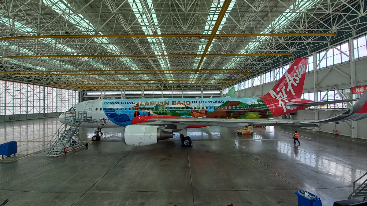 Livery baru dari Indonesia Air Asia... Connecting Labuan Bajo to the world.

Seneng deh kalo ngeliat special liveries yang seger... 😊

Btw, ni hangar bersih banget yah... 👍