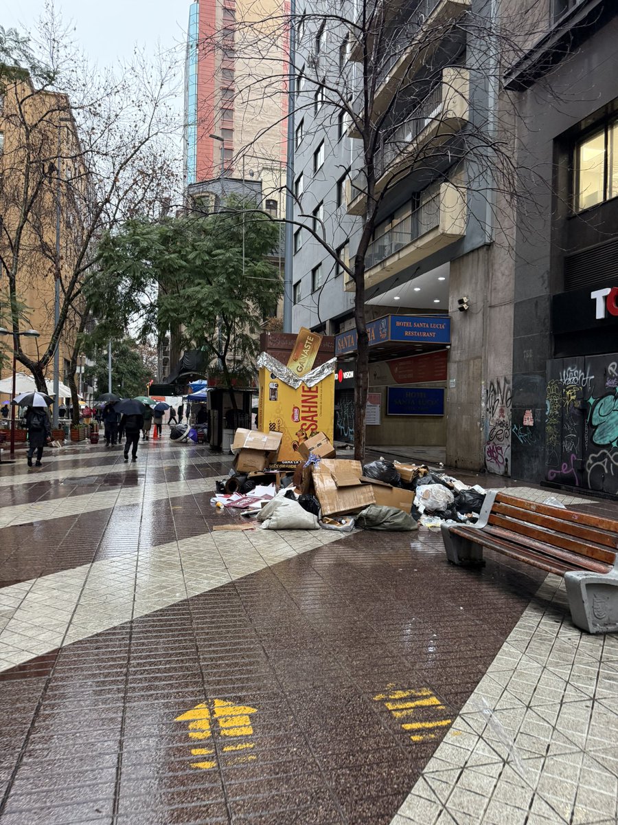 carosurfer's tweet photo. Llenos de basura en Santiago Centro 
@desbordes https://t.co/Dt03LF6DHo