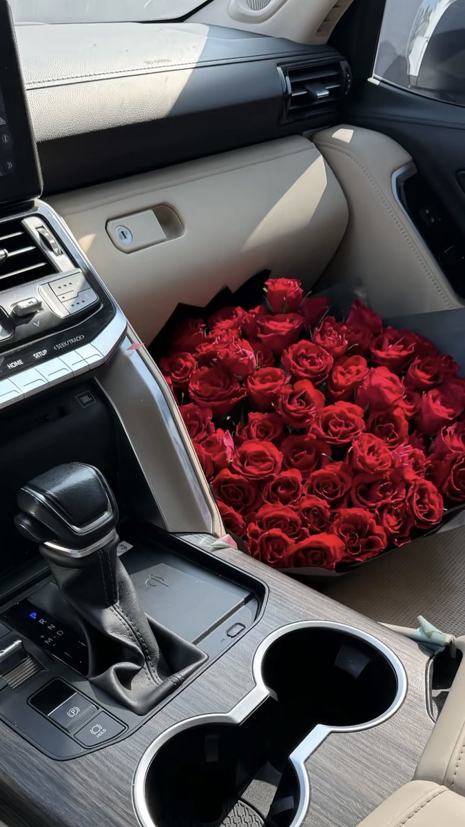 الشاهد الله مانسيتك دقيقة..
.
ماهي قصيده هذي والله الحقيقة 
مالك خفوقي وهايم بحبك هيام...💙