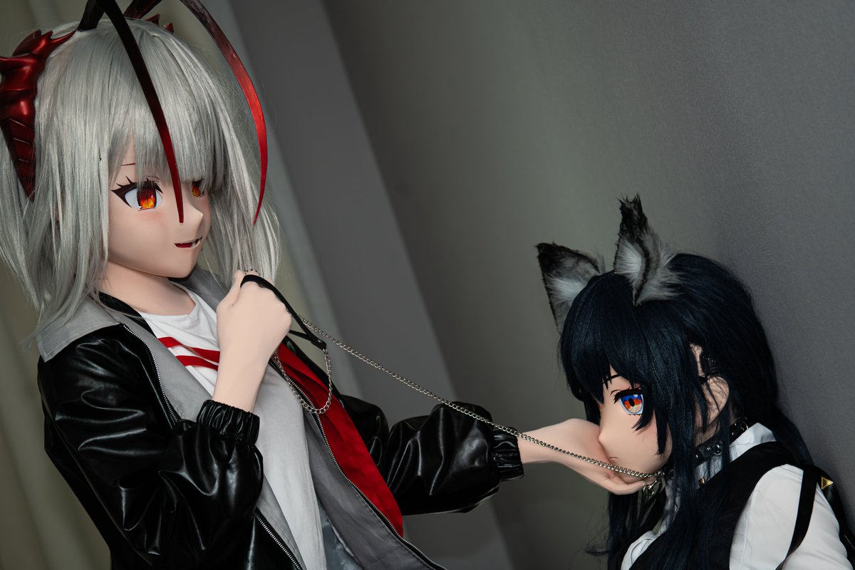 W：怎么了小狗狗～怎么不反抗了呀～
德：渍，要……要你管（脸红）

#kigurumi #德克萨斯 #明日方舟cos 

出镜：德克萨斯——本人
W——<a href="/Jwbdjsn/">Yzf木由</a>
摄影：扛着大炮的神秘娃摄——<a href="/monarque_kiger/">monarque</a>