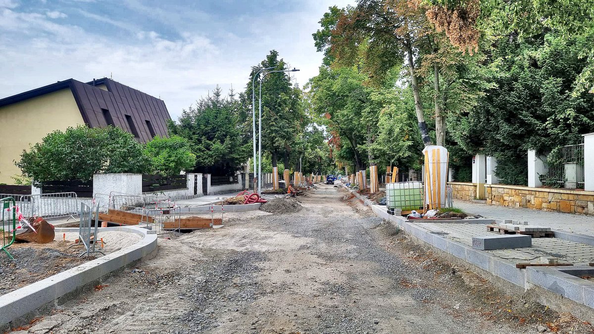 🚧 Rekonstrukce ulice Nad Krocínkou v Praze 9 nepřinese jen její výraznou estetickou proměnu. Přispěje hlavně ke zklidnění místní dopravy a výrazně vyššímu komfortu pro pěší i řidiče. Aktuálně probíhá její první etapa v úseku Vysočanská – U Vysočanského cukrovaru.