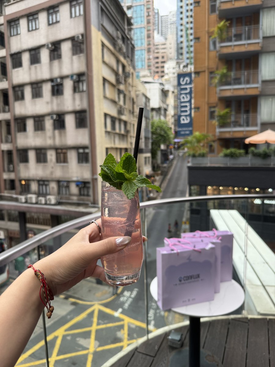 Conflux 首次跟 <a href="/SynFuturesDefi/">SynFutures</a> <a href="/WennyCai/">Wenny C</a> 一起辦的Happy Hour活動「Proof of Drinks 酒量證明」結束了，地址選在了中環Soho的一家有露天陽台的酒吧，收穫了滿滿的開心。

這次來的朋友們有做一級的、二級的、交易所（離岸的/合規的）、OTC的、項目方⋯⋯