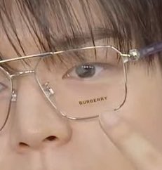 #SEUNGMINXBURBERRY