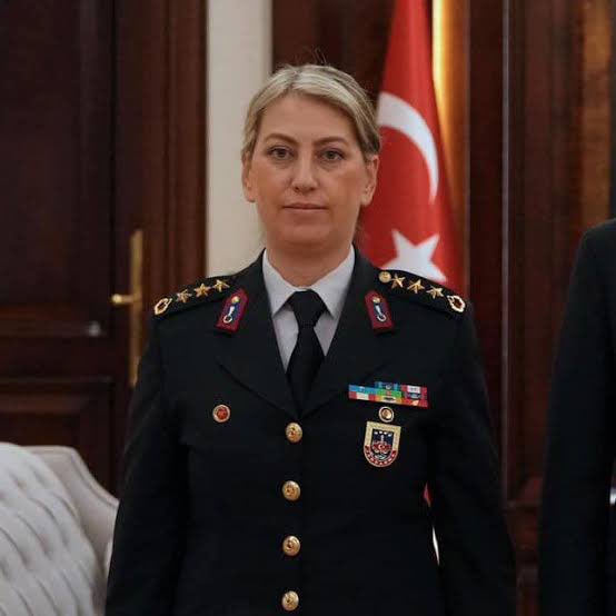 Av. Yunus Ercan DAĞTAŞ (@yunusercan39) on Twitter photo Çankırı İl Jandarma Komutanı Kıdemli Albay Gülden Mat Şakir, Sn Cumhurbaşkanımız <a href="/RTErdogan/">Recep Tayyip Erdoğan</a>’ın tensipleriyle tuğgeneralliğe atandı.
İlk kadın generalimiz Özlem Yılmaz gibi adını tarihe yazdıran Tuğgeneral Gülden Mat Şakir’i tebrik ediyorum.
Türkiyemiz’in güçlü kadınları Çankırı İl Jandarma Komutanı Kıdemli Albay Gülden Mat Şakir, Sn Cumhurbaşkanımız <a href="/RTErdogan/">Recep Tayyip Erdoğan</a>’ın tensipleriyle tuğgeneralliğe atandı.
İlk kadın generalimiz Özlem Yılmaz gibi adını tarihe yazdıran Tuğgeneral Gülden Mat Şakir’i tebrik ediyorum.
Türkiyemiz’in güçlü kadınları