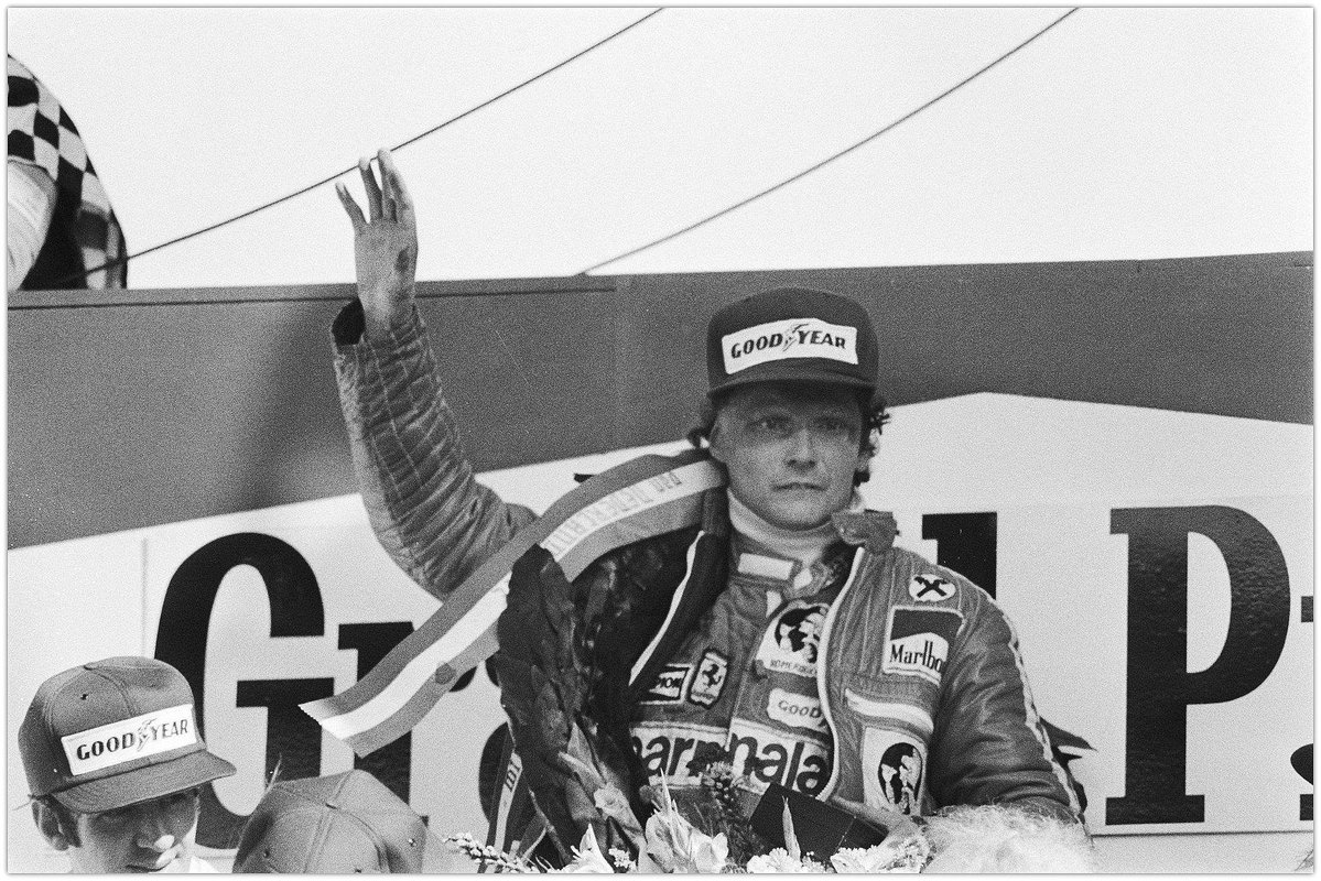 49 lat temu (1 sierpnia 1976) Niki Lauda uległ wypadkowi na Nürburgringu. Wyciągnięto go wtedy z płonącego wraku w stanie tak opłakanym, że ksiądz udzielił mu sakramentu namaszczenia. Półtora miesiąca później wrócił do ścigania na Monzy. Rok później odzyskał tytuł mistrza świata.