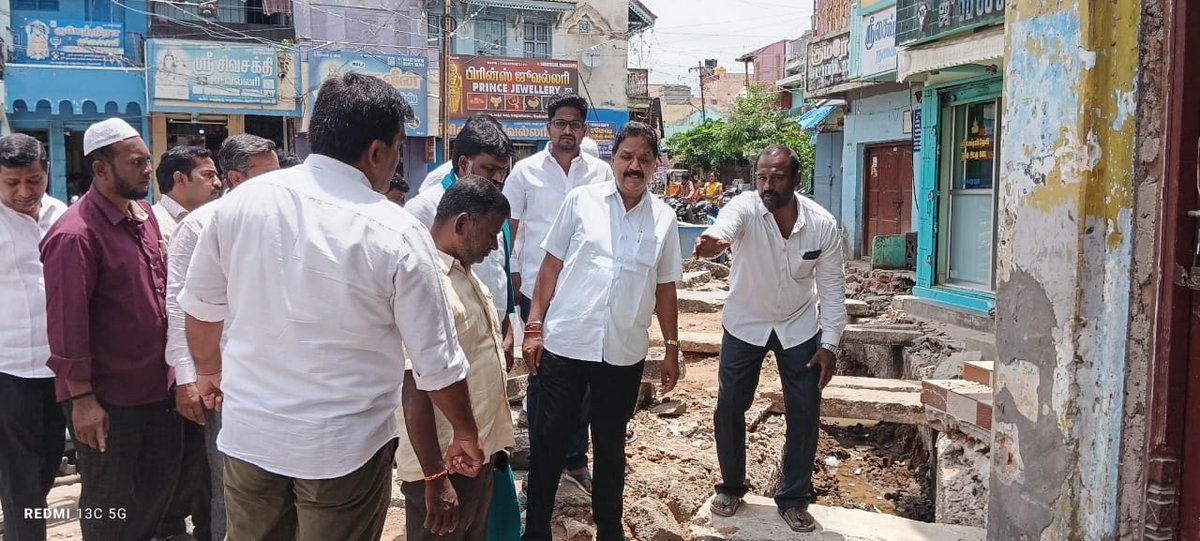 D.Mathiazhagan | MLA (@mathiazhagan_) on Twitter photo கிருஷ்ணகிரி கிழக்கு மாவட்டம், கிருஷ்ணகிரி நகராட்சியில் தென்மேற்கு பருவமழை மற்றும் வடகிழக்கு பருவ மழை முன்னெச்சரிக்கை நடவடிக்கை குறித்து நகராட்சி வார்டுகளில் மழைநீர் கால்வாய்கள் தூர்வாரப்பட்டு வருவதை கழக நிர்வாகிகளுடன் ஆய்வு மேற்கொண்டோம்.
<a href="/mkstalin/">M.K.Stalin</a> <a href="/Udhaystalin/">Udhay</a> <a href="/r_sakkarapani/">R.SAKKARAPANI</a> கிருஷ்ணகிரி கிழக்கு மாவட்டம், கிருஷ்ணகிரி நகராட்சியில் தென்மேற்கு பருவமழை மற்றும் வடகிழக்கு பருவ மழை முன்னெச்சரிக்கை நடவடிக்கை குறித்து நகராட்சி வார்டுகளில் மழைநீர் கால்வாய்கள் தூர்வாரப்பட்டு வருவதை கழக நிர்வாகிகளுடன் ஆய்வு மேற்கொண்டோம்.
<a href="/mkstalin/">M.K.Stalin</a> <a href="/Udhaystalin/">Udhay</a> <a href="/r_sakkarapani/">R.SAKKARAPANI</a>
