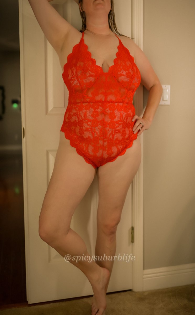 I turned the headlights off - but left my legs open.
Some signals don’t need a glow to be seen.
Repost if you’ve ever waited for someone to notice.
#curvyflash #lingerievision