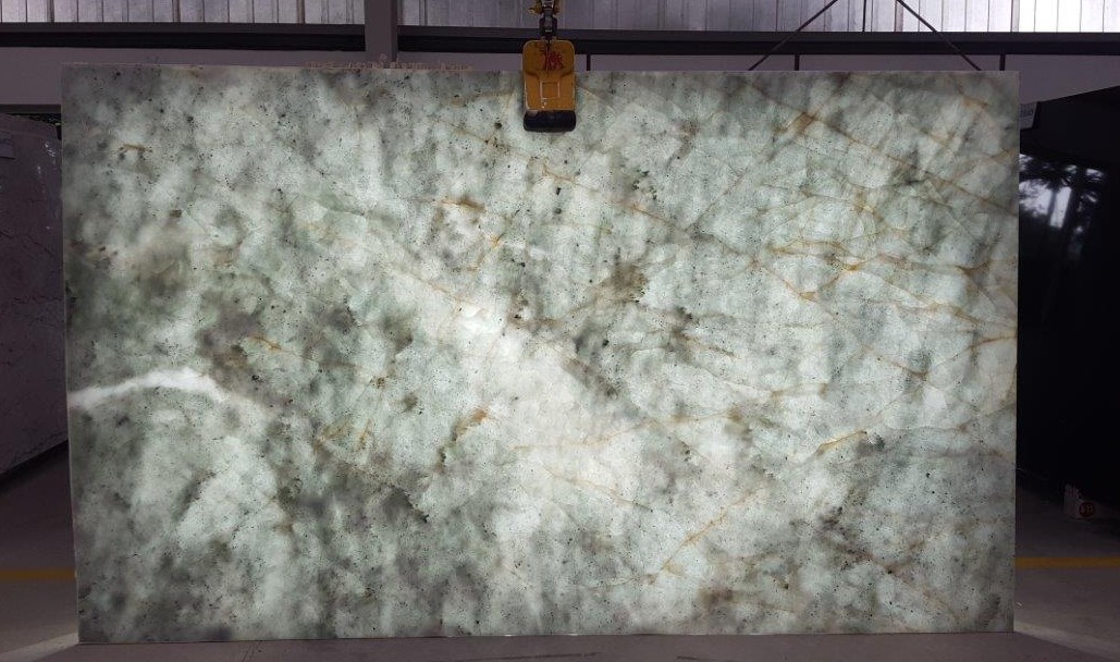 amsumash's tweet image. Calm tones, bold presence – meet Barcelona Quartzite 💚

See it in person (and fall in love!) in our showroom 📸✨
.
#naturalstone #quartzite #backlitstone #Minneapolis #translucent #kitchencountertop #kitcheninspo #luxuriouskitchen #homegoals