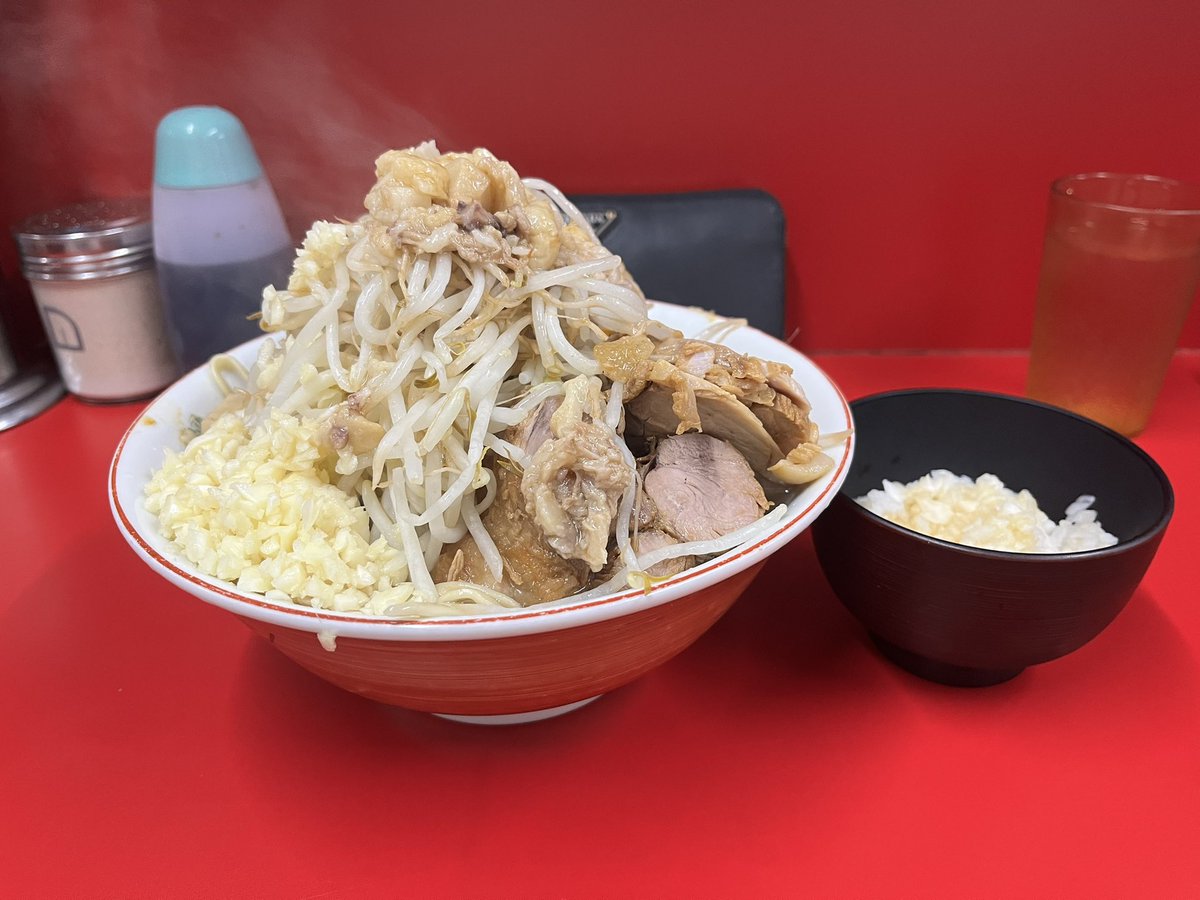 ラーメン二郎大宮公園駅前店

大豚ラーメン（400g）麺硬め
生姜以外全マシ
おろしポン酢

初めて行ったけど気に入った🫶
麺、スープ、焼豚が総合的に美味しい😋