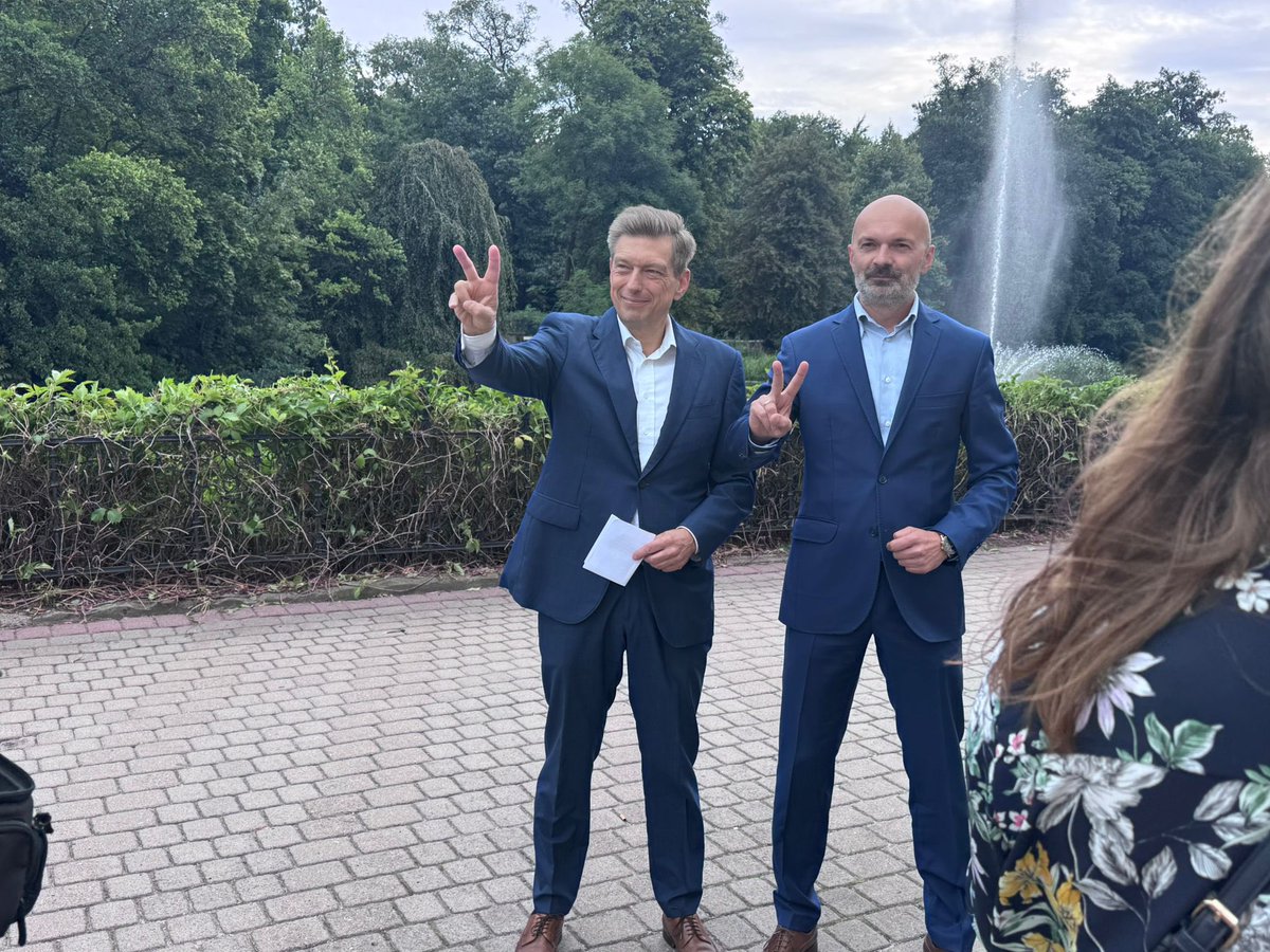 mswitczak's tweet photo. Budujemy obwodnicę Kalisza. Na dzisiejszej konferencji mówiłem szczegółowo o projekcie (wariant 5+) oraz przedstawiłem informacje dotyczące czteropasmowego połączenia Kalisza z autostradą A2 i Kalisza z Ostrowem Wielkopolskim. #DrogadoA2 #ObwodnicadlaKalisza https://t.co/E2VX3qOCns