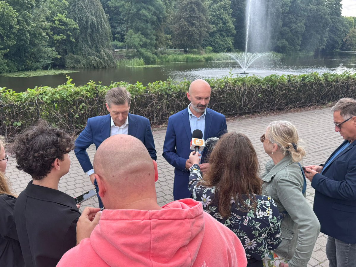 mswitczak's tweet photo. Budujemy obwodnicę Kalisza. Na dzisiejszej konferencji mówiłem szczegółowo o projekcie (wariant 5+) oraz przedstawiłem informacje dotyczące czteropasmowego połączenia Kalisza z autostradą A2 i Kalisza z Ostrowem Wielkopolskim. #DrogadoA2 #ObwodnicadlaKalisza https://t.co/E2VX3qOCns