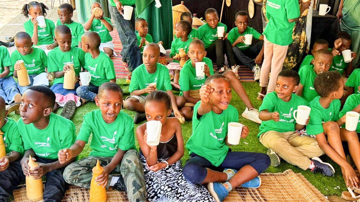 Muri ibi birori byo kwizihiza #Umuganura2025 byabereye ku Murenge wa Muhima, abana nabo ntibibagiranye: bahawe amata. 
Iki gikorwa cyabereye no mu yindi Mirenge yose Igize Akarere kacu ka #Nyarugenge uko ari 10.
#RWOX #Kigali  #Rwanda