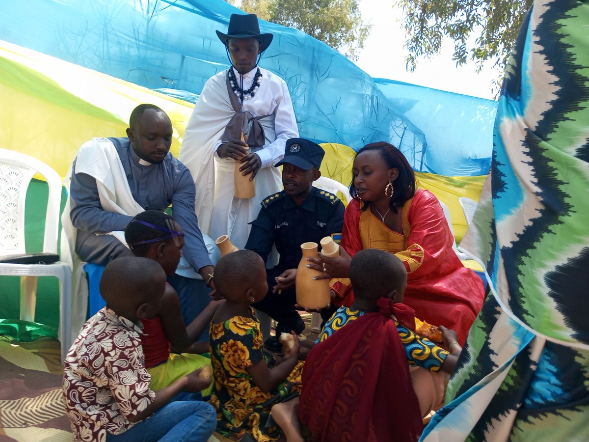 GashoraYouthCouncil (@gashoranyc) on Twitter photo Mu murenge wa #Gashora
Urubyiruko, Abana n'abaturage twizihije umunsi w'Umuganura wari ufite Insanganyamatsiko igira iti: " Isooko y'ubumwe n'ishingiro yo kwigira". Ni umuganura waranzwe n'imbyino Gakondo, Kuririmba, Gusangira,...
<a href="/BugeseraDistr/">Bugesera District</a>
<a href="/bugeserayouth/">๐๐๐ด๐ฒ๐๐ฒ๐ฟ๐ฎ ๐ฌ๐ผ๐๐๐ต ๐๐ผ๐๐ป๐ฐ๐ถ๐น</a>
<a href="/RwandaEast/">๐๐๐ฌ๐ญ๐๐ซ๐ง ๐๐ซ๐จ๐ฏ๐ข๐ง๐๐ | ๐๐ฐ๐๐ง๐๐</a> Mu murenge wa #Gashora
Urubyiruko, Abana n'abaturage twizihije umunsi w'Umuganura wari ufite Insanganyamatsiko igira iti: " Isooko y'ubumwe n'ishingiro yo kwigira". Ni umuganura waranzwe n'imbyino Gakondo, Kuririmba, Gusangira,...
<a href="/BugeseraDistr/">Bugesera District</a>
<a href="/bugeserayouth/">๐๐๐ด๐ฒ๐๐ฒ๐ฟ๐ฎ ๐ฌ๐ผ๐๐๐ต ๐๐ผ๐๐ป๐ฐ๐ถ๐น</a>
<a href="/RwandaEast/">๐๐๐ฌ๐ญ๐๐ซ๐ง ๐๐ซ๐จ๐ฏ๐ข๐ง๐๐ | ๐๐ฐ๐๐ง๐๐</a>