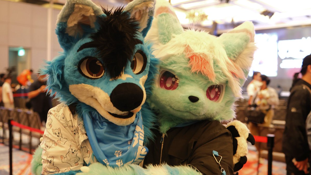 UPDATE: By some sheer luck, someone did photo me &amp; <a href="/ShinSignal0604/">恆淨(流耀&聖行&奇凱) 🇹🇼</a> <a href="/UTFGtw/">UTFG</a>, post-their dazzling final purrformance!

Wherever you go next, wishing you the best #fursuitfriday luck! ^^

更新：非常好運，有獸人拍照我跟 Signal 在他們的最後表演在 UTFG! 希望你未來也好運!

📷 伊洛貓