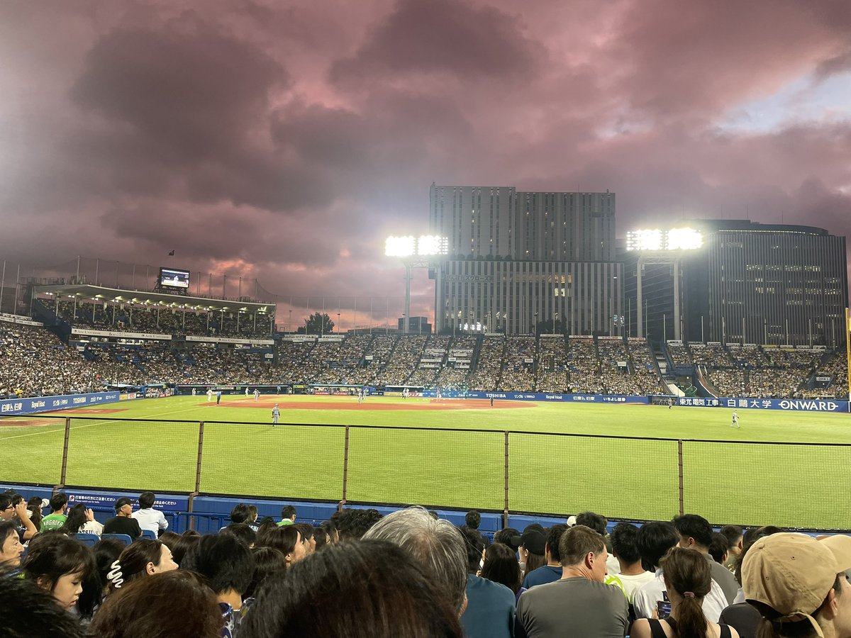 khanyamada's tweet photo. 負けホー
台風が〜とか言ってた割には神宮に雨は降らず。そして試合中も傘をさす機会にはなかなか恵まれず。
最後の最後に本当の雨が降って来やがった。

#Swallows https://t.co/JjSUdW67Xd