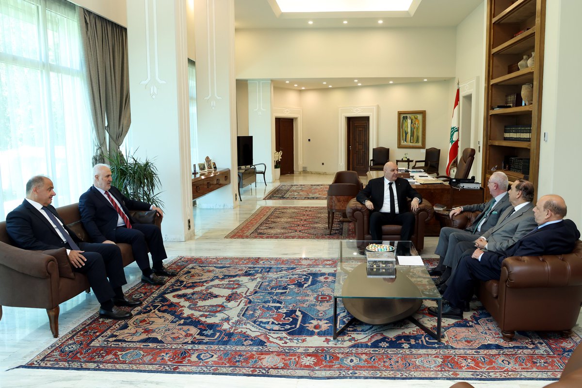 وفد من رابطات مسيحية ضمّ كلاً من: رئيس الرابطة المارونية مارون الحلو، أمين عام اللقاء الأرثوذكسي النائب السابق مروان أبو فاضل، رئيس حركة "التجدد للوطن" شارل عربيد، ورئيس الرابطة السريانية حبيب إفرام، من قصر بعبدا:
- نثمّن ما ورد في خطاب الرئيس عون أمس، والذي حدّد رؤية وطنية سامية