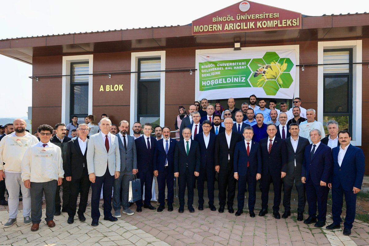 📍 Bingöl Üniversitesi |Arıcılık Kompleksi

Tarım ve Orman Bakanımız Sayın İbrahim Yumaklı ile birlikte, Bingöl Üniversitesi Arıcılık Kompleksi'nde düzenlenen Bal Hasat Şenliğine katılarak arıcılık faaliyetleri hakkında bilgi edindik ve bal sağım sürecine eşlik ettik.

Kalitesi
