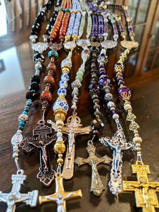 JesusDailyToday's tweet photo. “The greatest method of praying is to Pray the Rosary.” – Saint Francis de Sales https://t.co/KcrCbS7sH9
