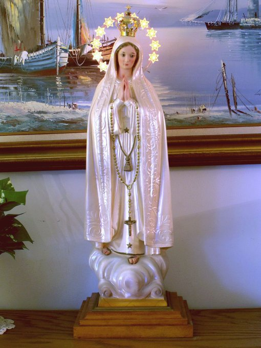 JesusDailyToday's tweet photo. Ave María https://t.co/LxQb7D4o8a