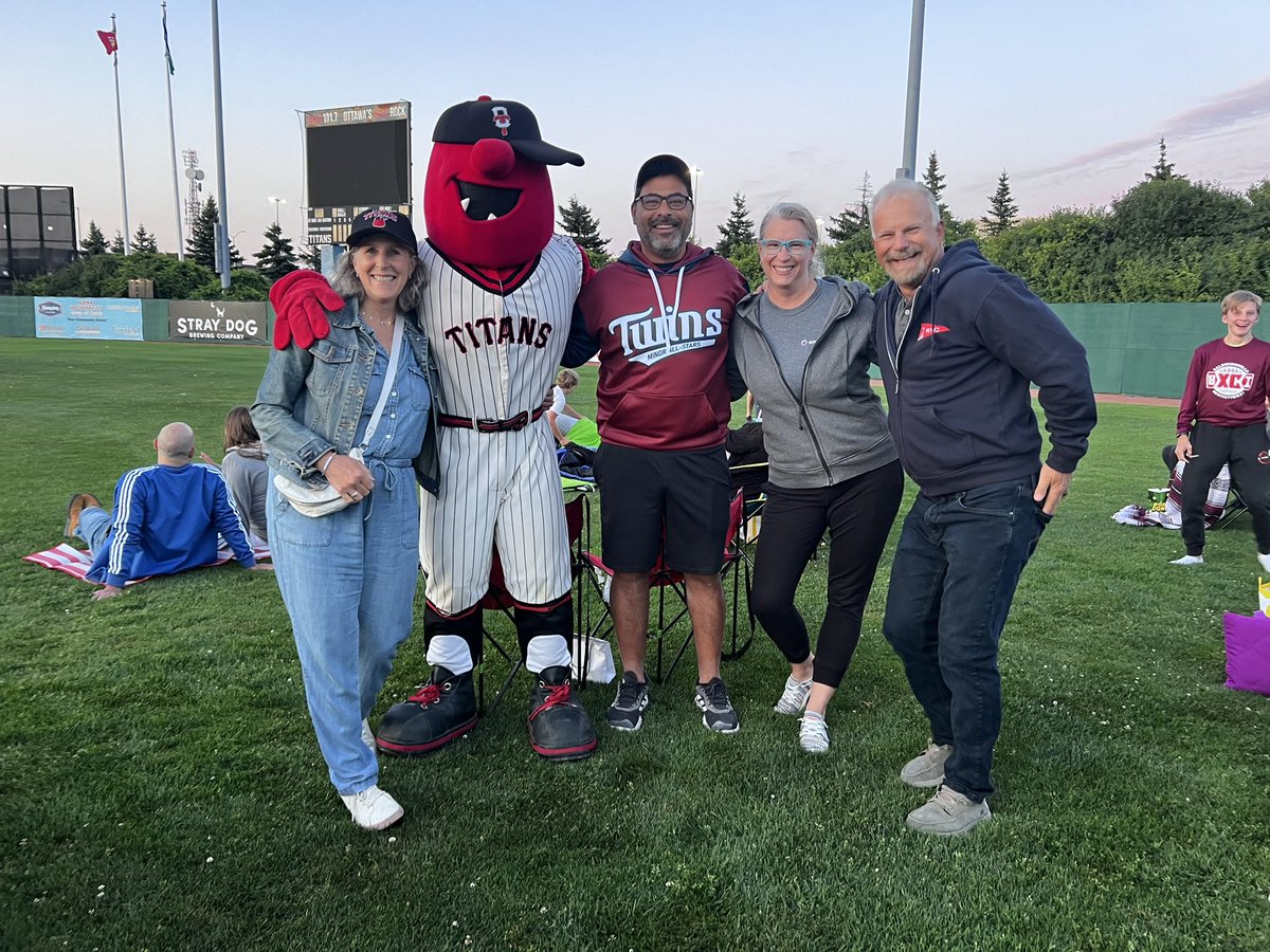 jacques_shore's tweet photo. What a night for the @ottawa_titans &amp; the Field of Dreams Foundation!
With Donna, Cappy, @gowlingwlg partner @EricMacramalla, and friends ⚾️ https://t.co/9ncY3p3bSJ