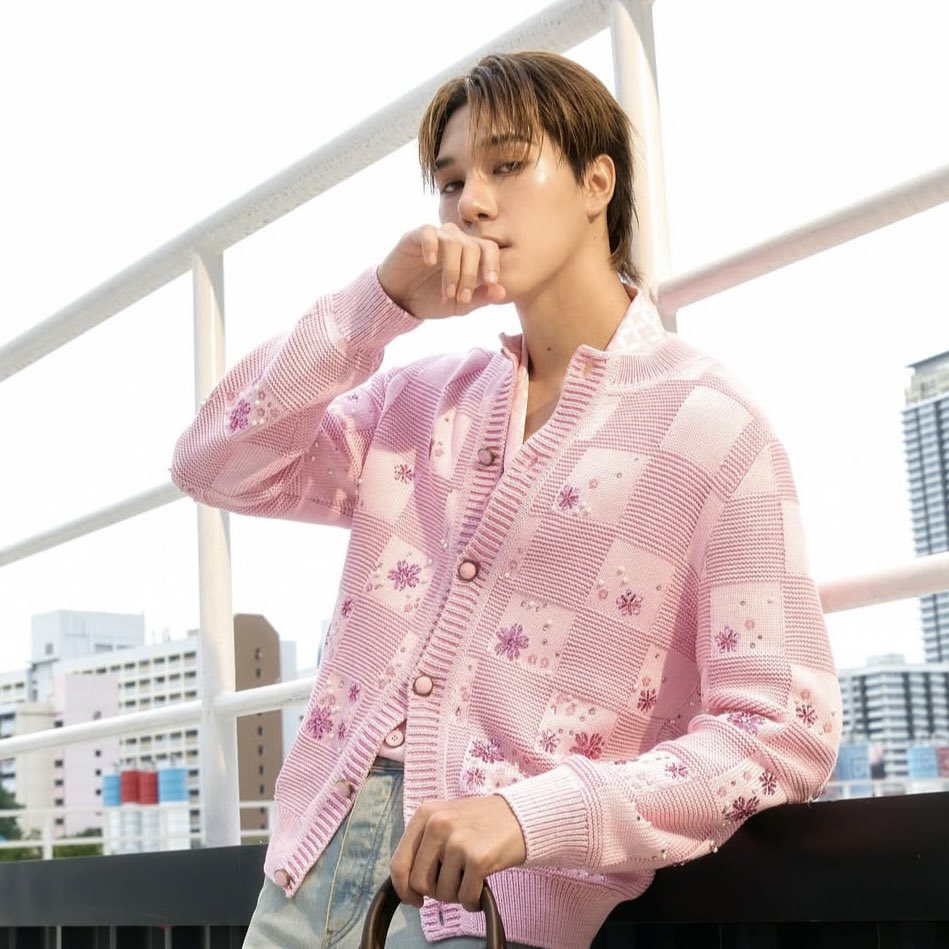 blue sky                                   pinky cat